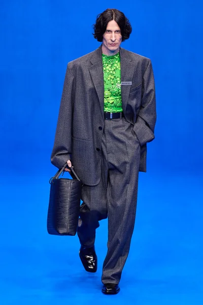Look 16